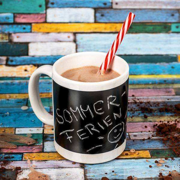 Eine leere, dunkelgraue Tasse mit einem abgerundeten Henkel an der rechten Seite, auf einem weißen Hintergrund.
