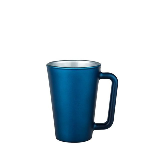 Eine blau-glänzende Tasse mit Farbverlauf von dunkel nach hell und einem breiten, abgerundeten Henkel an der rechten Seite, auf einem weißen Hintergrund.
