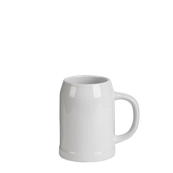 Ein leerer, weißer Bierkrug aus Keramik oder Steingut mit Henkel, leicht von der Seite aufgenommen, vor einem weißen Hintergrund.