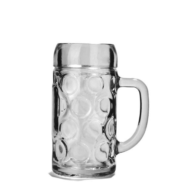 Klarer Glasbierkrug mit Henkel und Noppenmuster, leer und vor weißem Hintergrund.