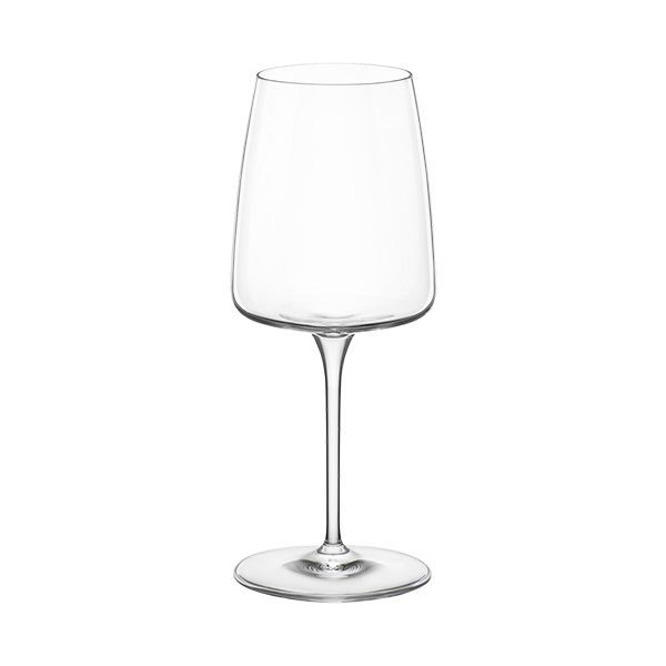 Ein hohes, schlankes, klares und leeres Sektglas mit einem dünnen Stiel und einer runden Basis, das auf einer ebenen Fläche steht.