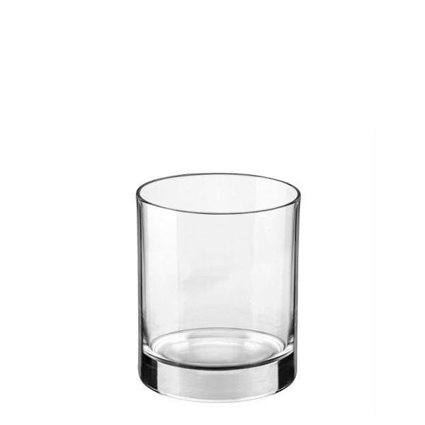 Ein einzelnes, leeres, klares, zylindrisches Trinkglas mit dickem Boden vor einem weißen Hintergrund.