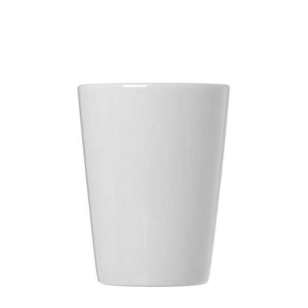 Ein einzelner, leerer, weißer, leicht konischer Keramikbecher vor einem weißen Hintergrund.