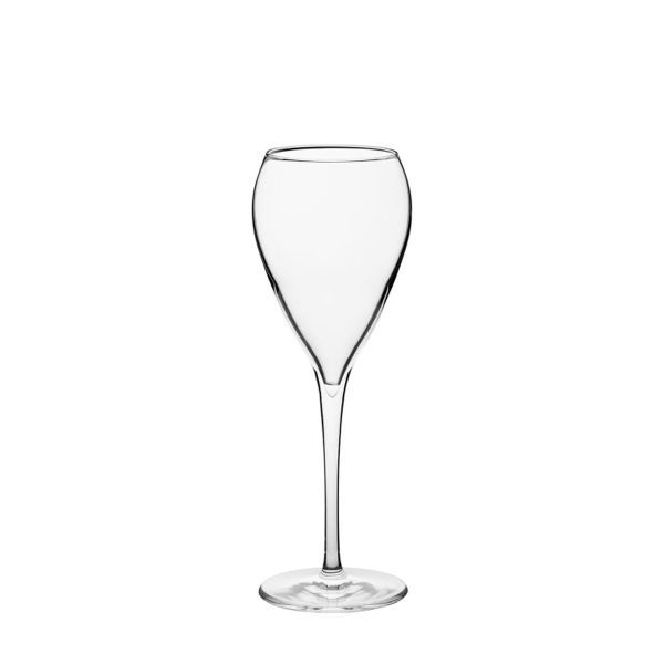 Ein einzelnes, leeres, klares Sektglas mit langem, schlankem Stiel und runder Basis vor einem weißen Hintergrund. Das Glas hat eine tulpenartige Form.