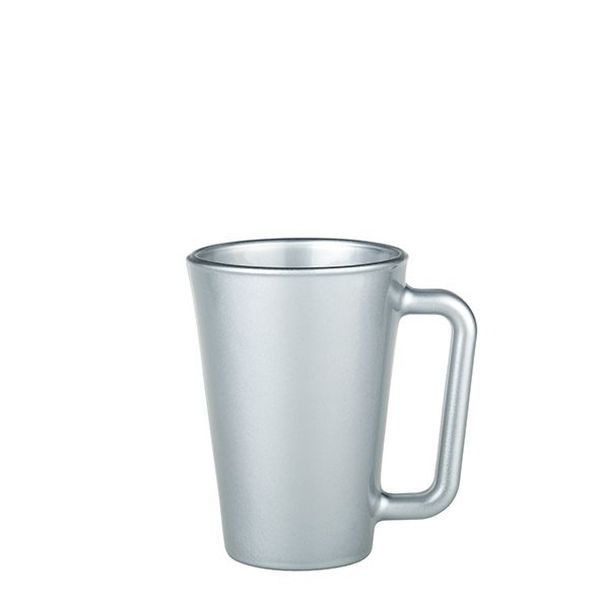 Eine silber-glänzende Tasse mit einem breiten, abgerundeten Henkel an der rechten Seite, auf einem weißen Hintergrund.