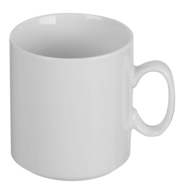 Eine einzelne, leere, weiße Keramiktasse mit einem Henkel steht auf einem weißen Hintergrund.