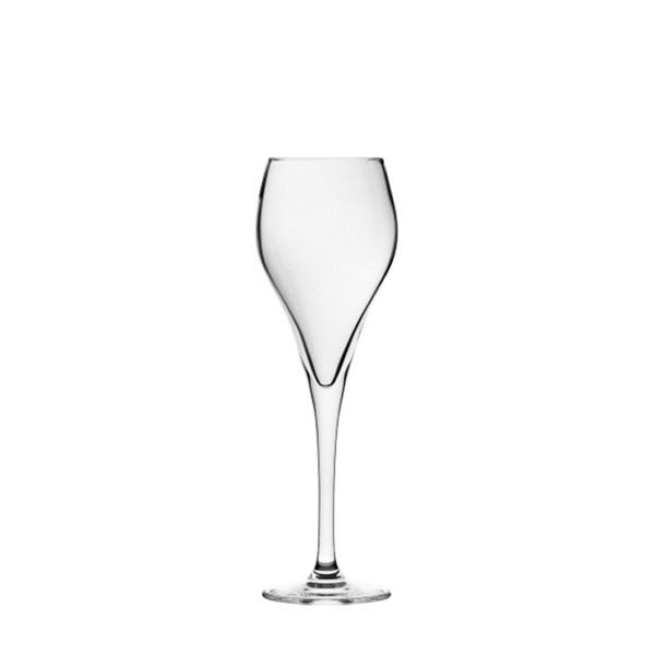 Ein einzelnes, leeres Sektglas aus klarem Glas mit einem langen, schlanken Stiel und einer breiten Basis steht auf einem weißen Hintergrund. Die Kuppa ist tulpenförmig mit einer markanten Verengung in der Mitte.