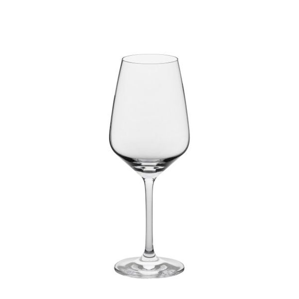 Ein einzelnes, leeres Weinglas aus klarem Glas mit einem langen, dünnen Stiel und einem abgerundeten Fuß steht auf einem weißen Hintergrund.