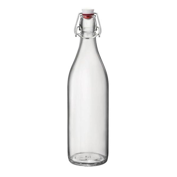 Eine einzelne, leere Glasflasche mit einem Bügelverschluss steht auf einem weißen Hintergrund.