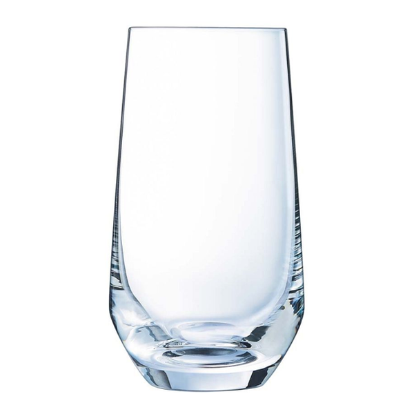 Ein einzelnes, leeres, klares, hohes Trinkglas mit einer leicht bauchigen Form im unteren Bereich, das sich nach oben hin verjüngt, vor einem weißen Hintergrund.