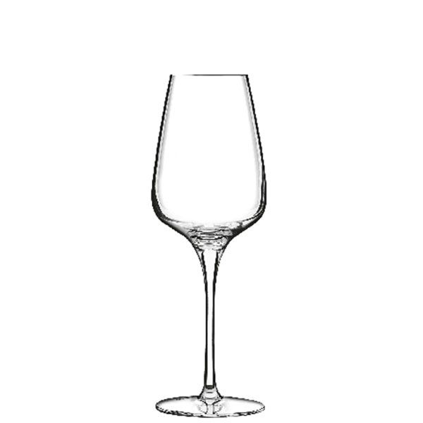 Ein hohes, schlankes Sektglas mit einem langen Stiel und einer spitz zulaufenden Flöte, auf einem weißen Hintergrund.