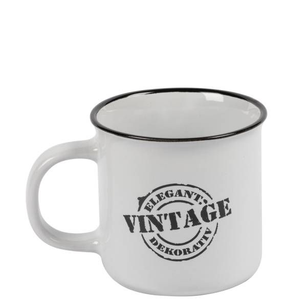 Eine weiße Tasse mit einem abgerundeten Henkel, auf der ein rotes, rundes Logo zu sehen ist. Der Rand der Tasse ist leicht unregelmäßig, auf einem weißen Hintergrund.