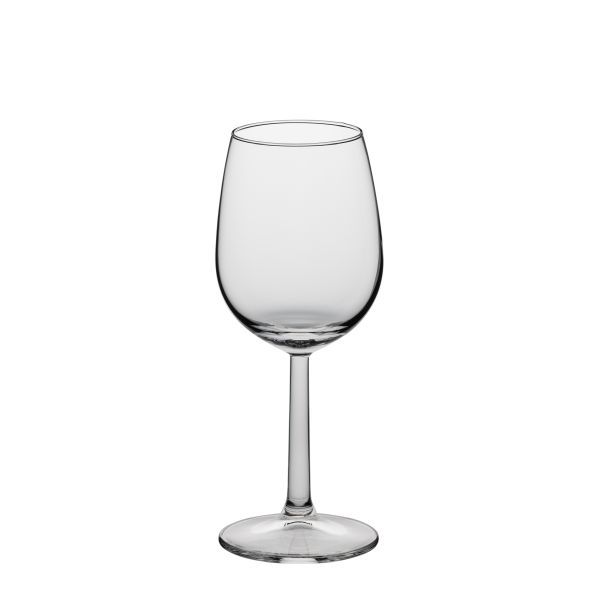 Ein einzelnes, leeres Weinglas aus klarem Glas mit kurzem Stiel und breiter Basis steht auf einem weißen Hintergrund. Die Kuppa ist bauchig und verjüngt sich zur Öffnung hin.