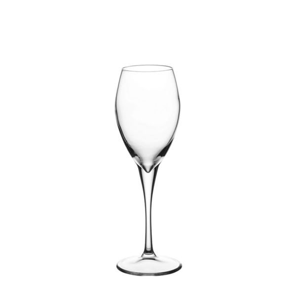 Ein einzelnes, leeres Sektglas aus klarem Glas mit einem langen, schlanken Stiel und einem runden Fuß steht auf einem weißen Hintergrund. Das Glas hat eine tulpenförmige Kuppa, die sich nach oben hin leicht verjüngt.