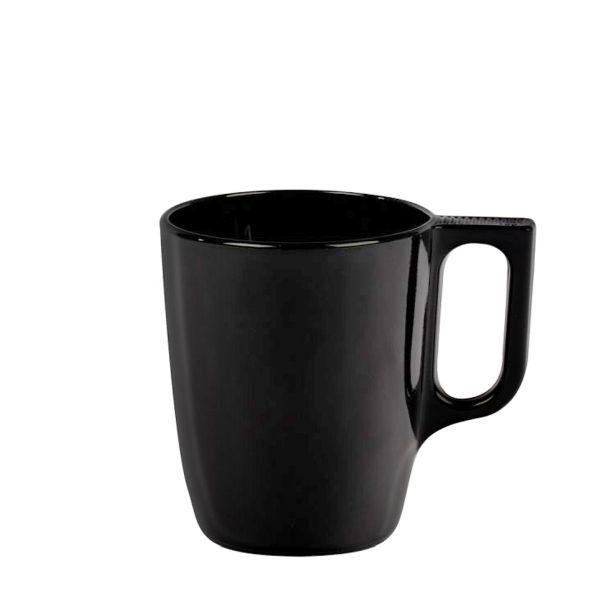 Eine einzelne, leere, glänzend schwarze Kaffeetasse mit einem rechteckigen Henkel, freigestellt vor einem weißen Hintergrund.