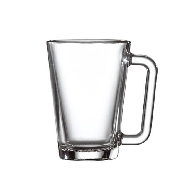 Eine weiße, konische Tasse mit einem breiten, abgerundeten Henkel an der rechten Seite, auf einem weißen Hintergrund.