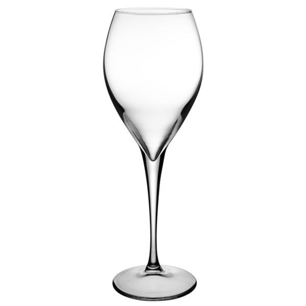 Ein einzelnes, leeres Sektglas aus klarem Glas mit einem langen, schlanken Stiel und einem runden Fuß steht auf einem weißen Hintergrund. Das Glas hat eine tulpenförmige Kuppa, die sich nach oben hin leicht verjüngt.