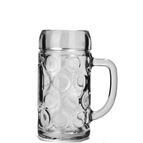 Klarer Glasbierkrug mit Henkel und Noppenmuster, leer und vor weißem Hintergrund.