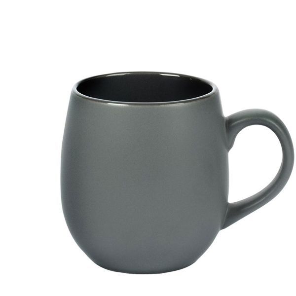 Graue Keramiktasse Liv auf weißem Hintergrund mit bauchiger Form, matter Oberfläche außen und glänzendem Innenbereich.