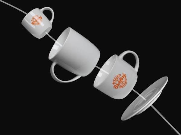 Vier weiße Porzellanteile  eine Espressotasse, eine Cappuccinotasse, eine Kaffeetasse mit Logo und eine Untertasse  schweben entlang einer geschwungenen weißen Linie auf schwarzem Hintergrund.