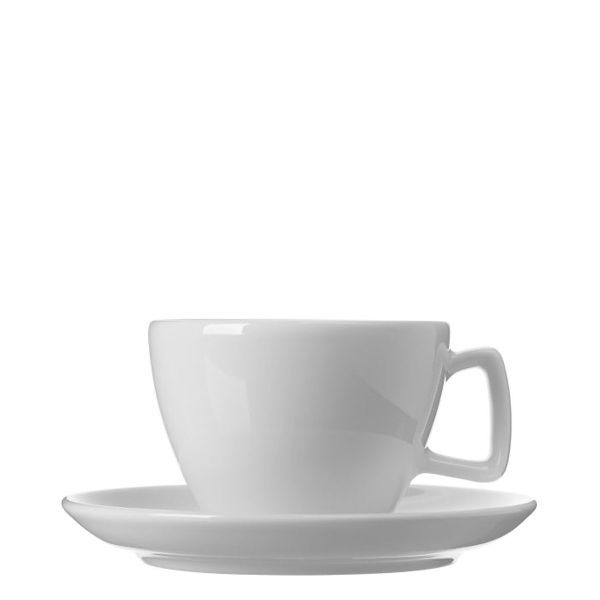 Eine leere, weiße Tasse mit Untertasse steht auf einem weißen Hintergrund. Die Tasse hat eine breite, nach oben hin leicht verjüngende Form und einen Henkel. Die Untertasse ist flach mit einer leichten Vertiefung.