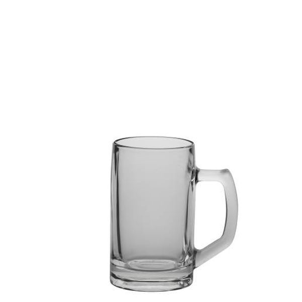 Ein einzelner, leerer Bierkrug aus klarem Glas mit einem Henkel steht auf einem weißen Hintergrund. Der Krug hat vertikale, gerade Einkerbungen.