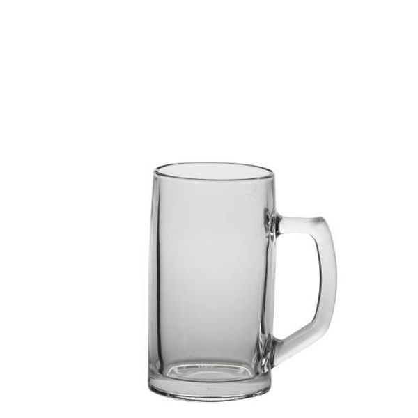 Ein einzelner, leerer Bierkrug aus klarem Glas mit einem Henkel steht auf einem weißen Hintergrund. Der Krug hat eine glatte Oberfläche.