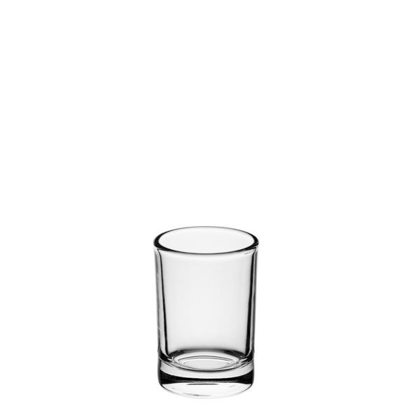 Klares, kleines, zylindrisches Trinkglas mit leicht verdicktem Boden, leer und vor weißem Hintergrund.