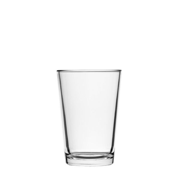 Ein einzelnes, leeres, klares, zylindrisches Trinkglas mit leicht verdicktem Boden vor einem weißen Hintergrund.
