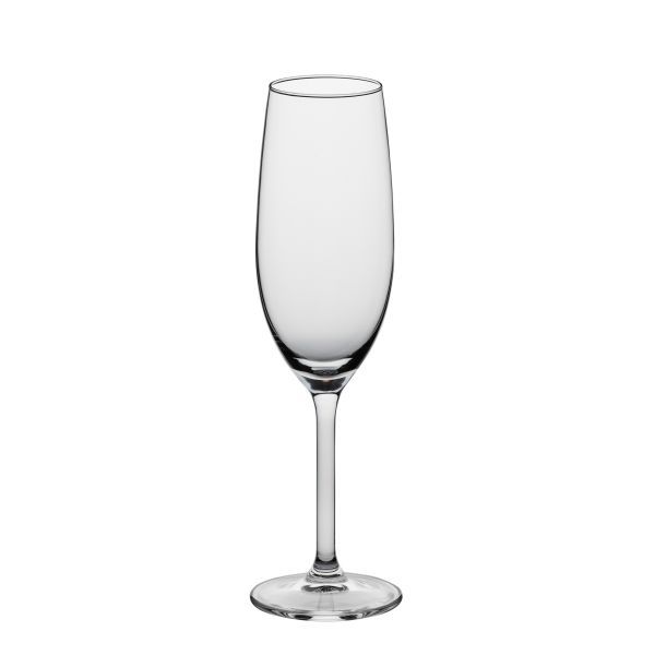 Ein leeres, klares Sektglas mit einem langen, schlanken Stiel und einem schmalen, tulpenförmigen Kelch steht auf einem weißen Hintergrund.