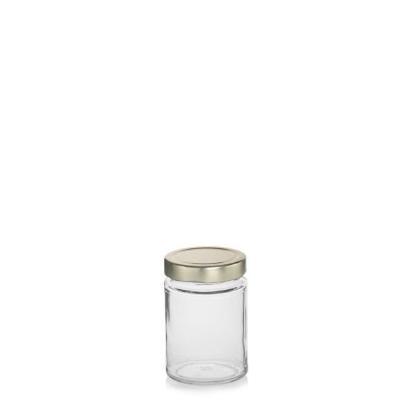 Ein einzelnes, leeres Einmachglas aus klarem Glas mit goldenem Schraubdeckel vor einem weißen Hintergrund.