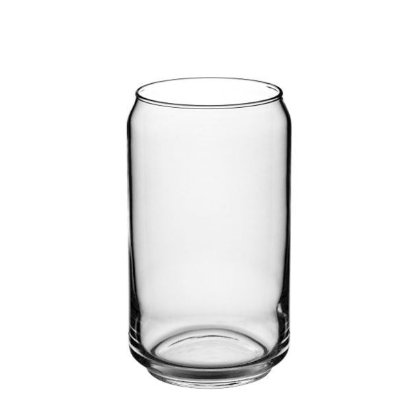 Ein klares Glas in Form einer Getränkedose, auf einem weißen Hintergrund.