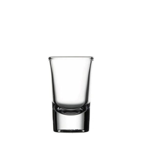 Klares Schnapsglas mit dickem Boden und leicht geschwungenen, sich nach oben verjüngenden Wänden, leer und vor weißem Hintergrund.