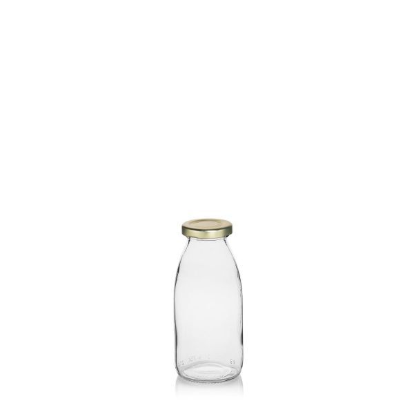Eine einzelne, leere Glasflasche mit einem goldenen Schraubverschluss steht auf einem weißen Hintergrund.