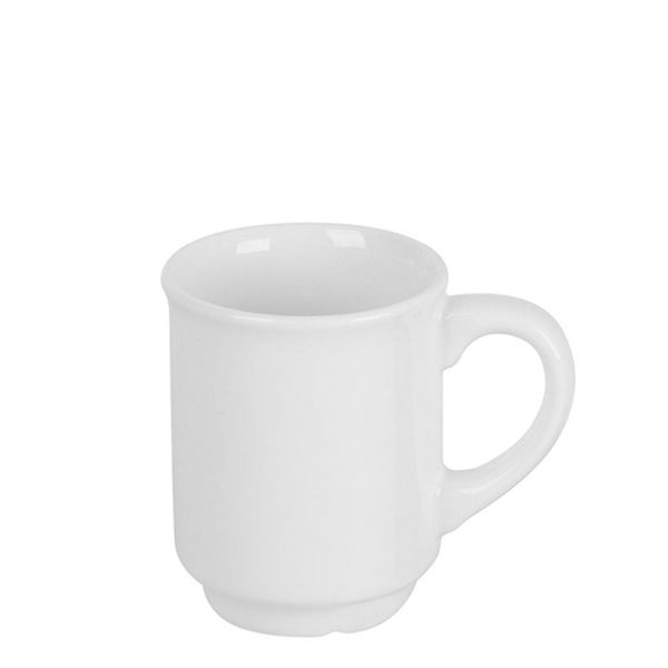 Eine einzelne, leere, weiße Keramiktasse mit einem Henkel steht auf einem weißen Hintergrund.
