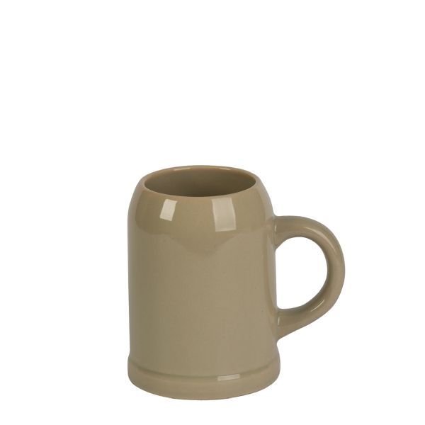 Ein leerer, hellbrauner Bierkrug aus Keramik oder Steingut mit Henkel, leicht von oben aufgenommen, vor einem weißen Hintergrund.