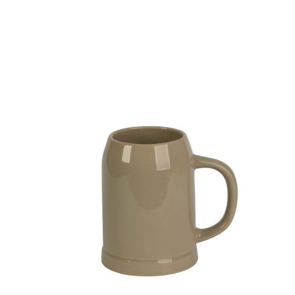 Ein leerer, graubrauner Bierkrug aus Keramik oder Steingut mit Henkel, leicht von der Seite aufgenommen, vor einem weißen Hintergrund.