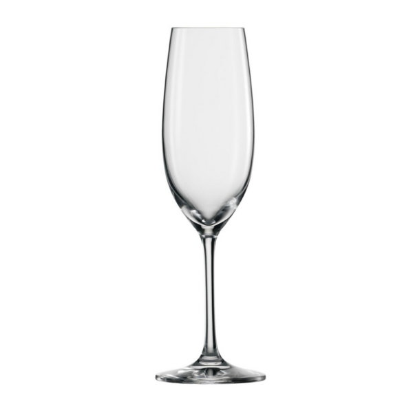 Ein leeres, klares Sektglas mit einem langen, schlanken Stiel und einem schmalen, tulpenförmigen Kelch steht auf einem weißen Hintergrund.
