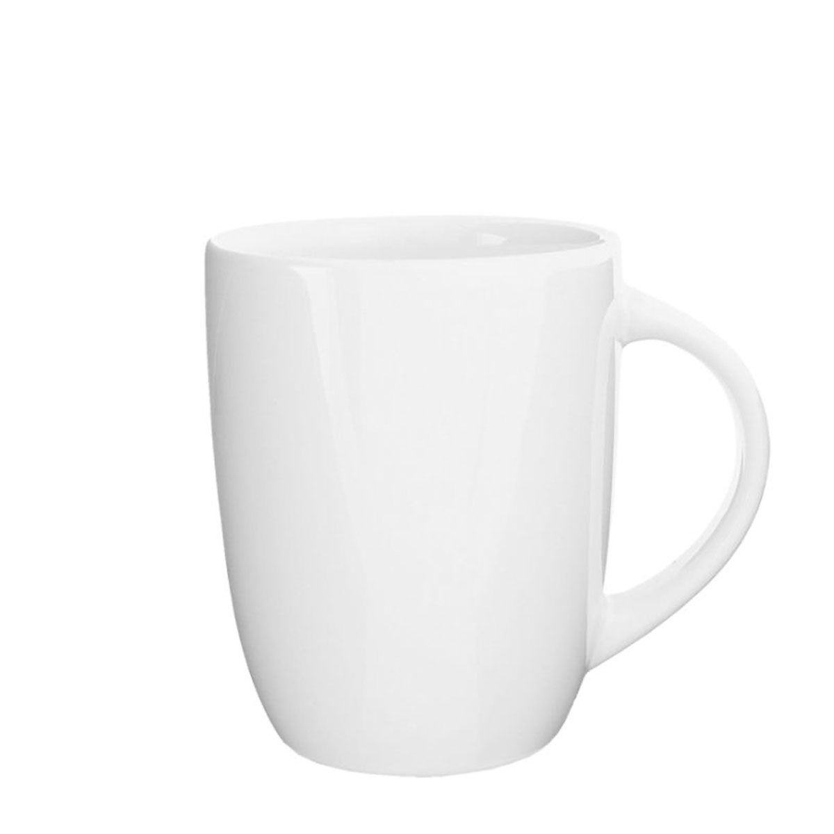 Eine einzelne, leere, weiße Keramiktasse steht auf einem weißen Hintergrund. Die Tasse hat eine moderne, leicht konische Form, die sich nach oben hin leicht erweitert. Der Henkel ist breit und komfortabel geformt, an der oberen und unteren Hälfte der Tasse befestigt. Die Oberfläche der Tasse ist glatt und glänzend. Das Licht fällt von vorne auf die Tasse und erzeugt leichte Schatten unter dem Henkel und am Boden. Die Tasse ist schlicht und ohne Muster oder Dekoration.