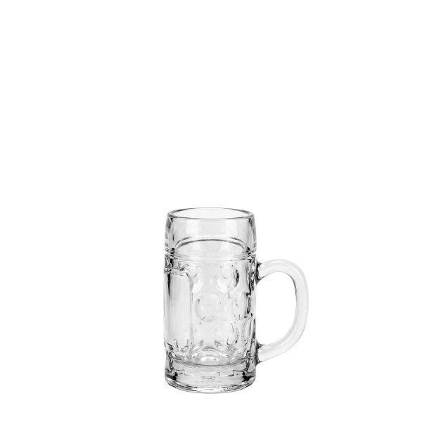 Klarer Glasbierkrug mit Henkel und Noppenmuster, leer und vor weißem Hintergrund.