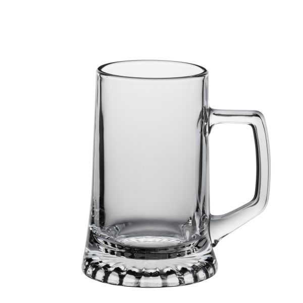 Ein klares Bierglas mit einem zylindrischen Körper, der sich nach oben hin leicht verjüngt, und einem sternförmigen Boden, auf einem weißen Hintergrund.