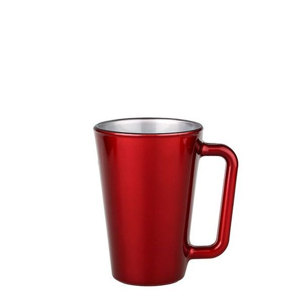 Eine rot-glänzende Tasse mit Farbverlauf von dunkel nach hell und einem breiten, abgerundeten Henkel an der rechten Seite, auf einem weißen Hintergrund.