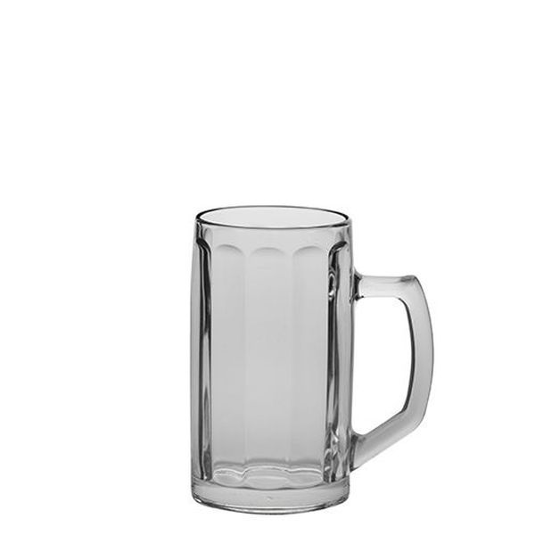 Ein einzelner, leerer Bierkrug aus klarem Glas mit einem Henkel steht auf einem weißen Hintergrund. Der Krug hat vertikale, abgerundete Einkerbungen.
