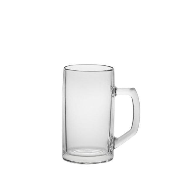 Ein einzelner, leerer Bierkrug aus klarem Glas mit einem Henkel steht auf einem weißen Hintergrund. Der Krug hat eine glatte Oberfläche.