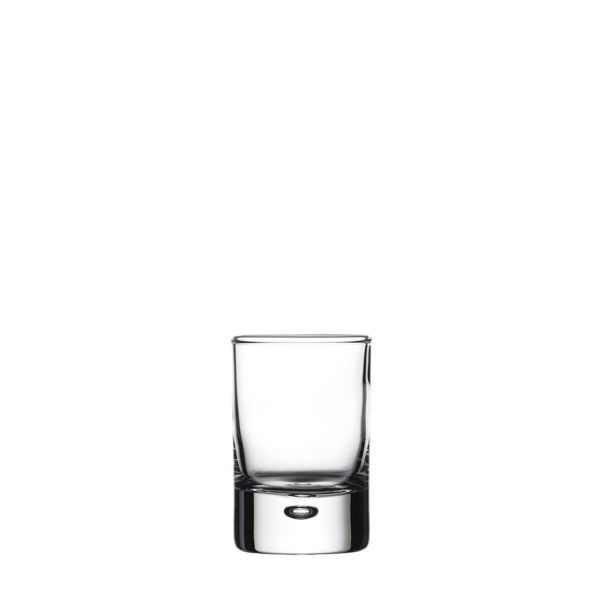 Ein einzelnes, leeres, kleines Whiskeyglas aus klarem Glas mit einem dicken, abgerundeten Boden steht auf einem weißen Hintergrund. Das Glas ist kurz und zylindrisch.