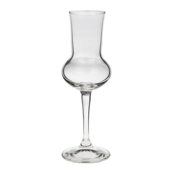 Ein einzelnes, leeres Stamperglas aus klarem Glas mit einem kurzen Stiel, einer bauchigen Basis und einer sich verjüngenden Öffnung steht auf einem weißen Hintergrund.