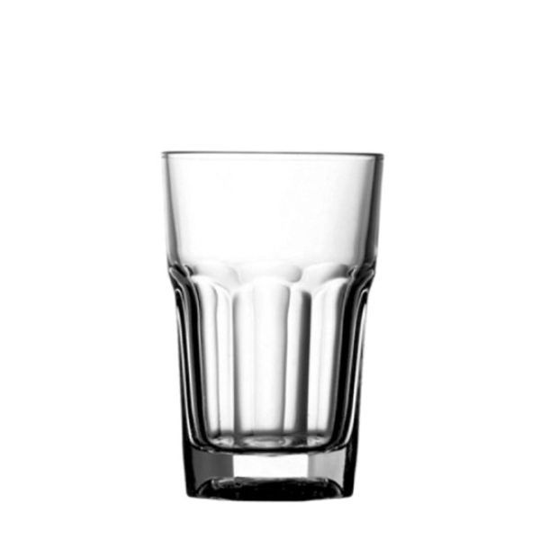Ein leeres, klares Glas mit geraden Seiten und vertikalen, abgerundeten Einbuchtungen im unteren Bereich steht auf einem weißen Hintergrund.