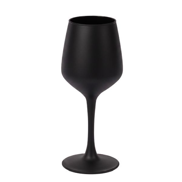 Ein einzelnes, schwarz mattiertes Weinglas mit einem langen Stiel und einem kelchförmigen Glas steht auf einem weißen Hintergrund. Das Glas ist leer.