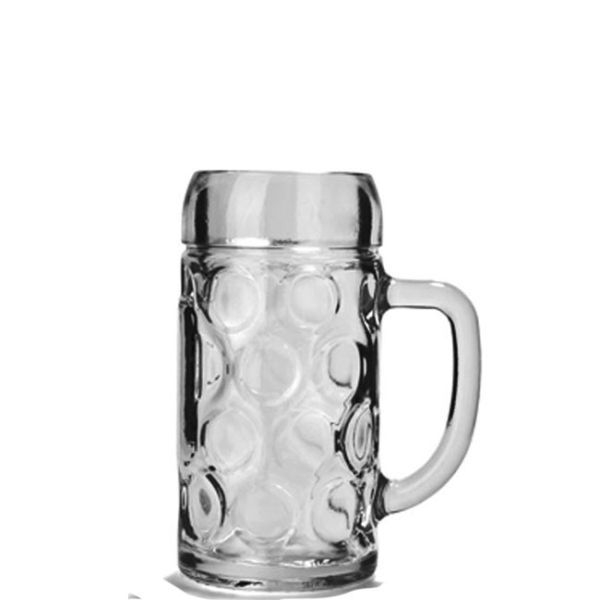 Klarer Glasbierkrug mit Henkel und Noppenmuster, leer und vor weißem Hintergrund.