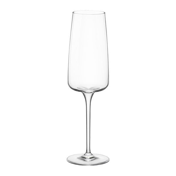 Ein hohes, schlankes, klares und leeres Sektglas mit einem dünnen Stiel und einer runden Basis, das auf einer ebenen Fläche steht.